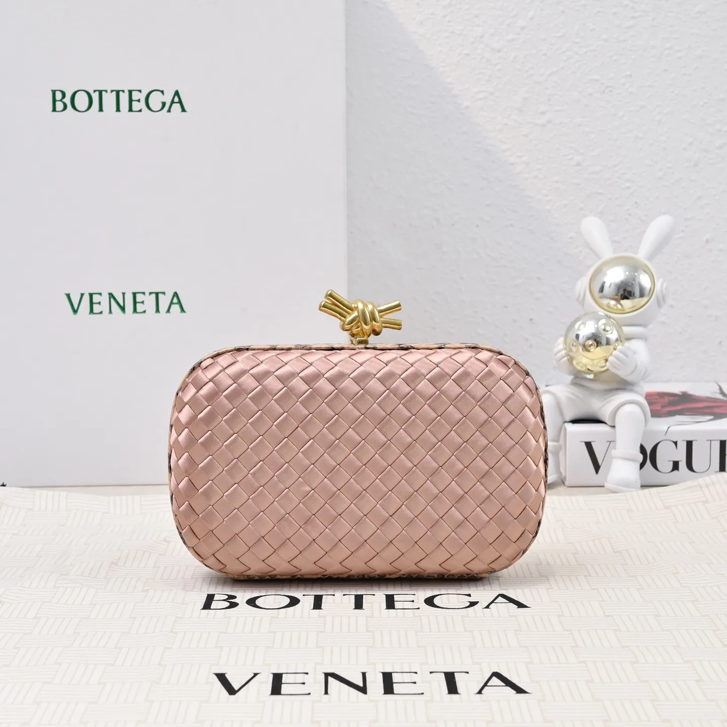 Batch 1460 #BV Knot woven evening bag series ~ Each bag reveals exquisite elegance💫Iconic classic silk weaving➕snake skin trimming with knot buckle, soft and delicate feel. The design is small and exquisite, low-key without logo, elegant and elegant. Paired with evening dress or cheongsam, it has the atmosphere of a famous and wealthy lady. Full of aura and invincible texture💃 Model: 7622 Dimensions: 20x12x5.5